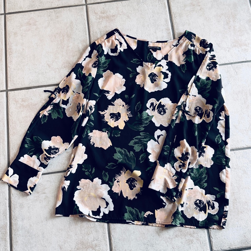 Clearance Banana Republic XL V Neck Cold shoulder Blouse